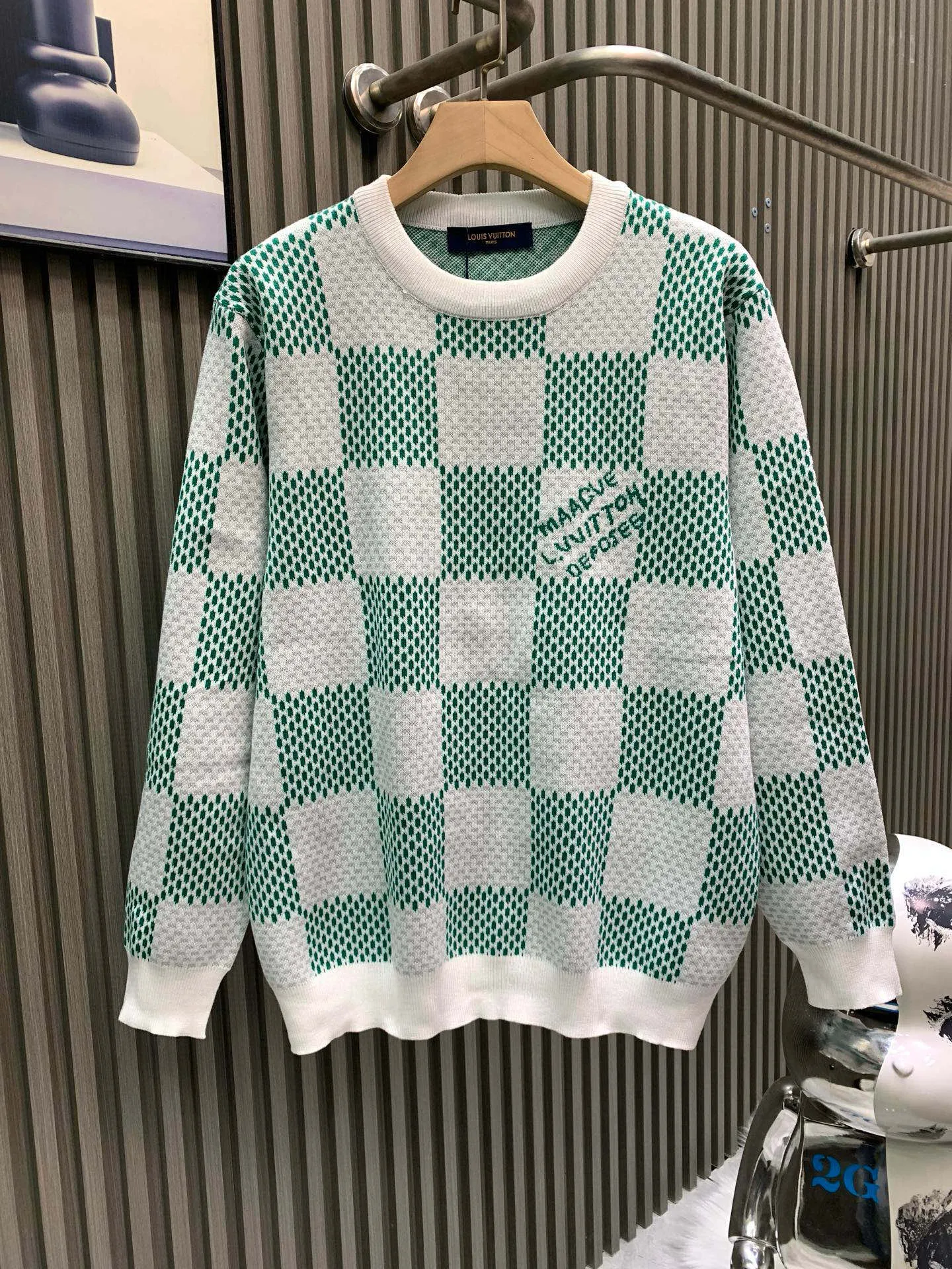 🅿️340 🀄️ Louis Vuitton Louis Vuitton*25SS green checkerboard round neck long-sleeved sweater. Originally purchased for 11,340. Fei Dong co-branded series. It is made of 14s fine knitting pieces and woven pieces imported from Germany. The knitting threads are color-matched. Environmentally friendly fixed dyeing. Customized cotton yarns are introduced. The yarns are processed by mercerization. Jacquard fabrics require fine yarn count and extremely high requirements for raw cotton. The body of the garment is made of imported 7-knit silk square weaving and jacquard craftsmanship. Each piece takes 150 minutes. The letter pattern adopts a double-sided wool hanging process, which is fine workmanship and clear texture. The extremely fine weaving thread is made of environmentally friendly fiber. The stitching uses a 9-pin plate. Each closing edge must be selected by hand. The stitching must be tight and smooth. The front, back, left, and right of the product body are neatly aligned. Combined with a special soft wash process, the body fabric has a soft and waxy drape feel. The softly stretched environmentally friendly microfiber creates the bottom layer and is not easily deformed when stretched.